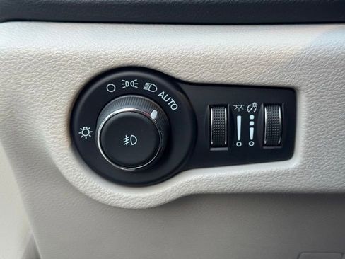 Used 2024 Chrysler Pacifica Touring-L image 33