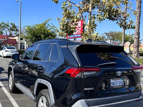 Used 2019 Toyota RAV4 LE w/ Carpet Mat Package AWD/4WD image 2