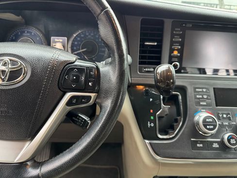 Used 2019 Toyota Sienna XLE image 12