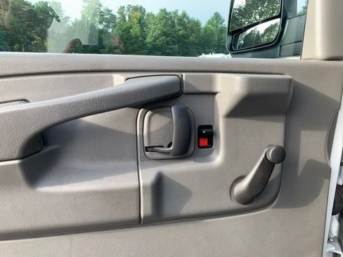 Used 2011 Chevrolet Express 2500 RWD image 21