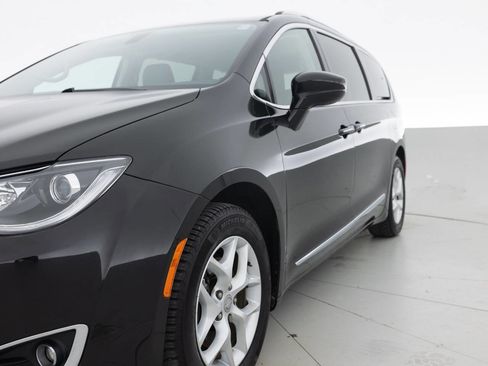 Used 2018 Chrysler Pacifica Touring-L w/ Tire & Wheel Group image 12