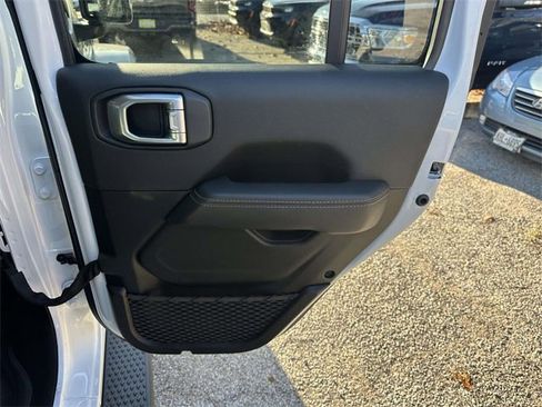 Certified 2022 Jeep Gladiator Overland image 22