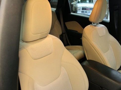 Used 2017 Jeep Cherokee Sport image 10