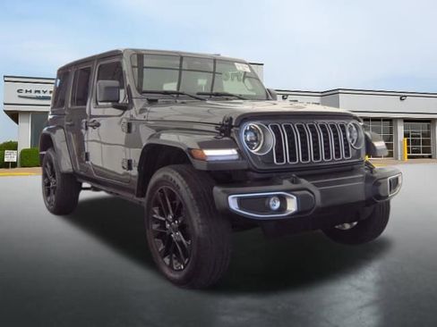 Used 2025 Jeep Wrangler Unlimited Sahara w/ Safety Group AWD/4WD image 5