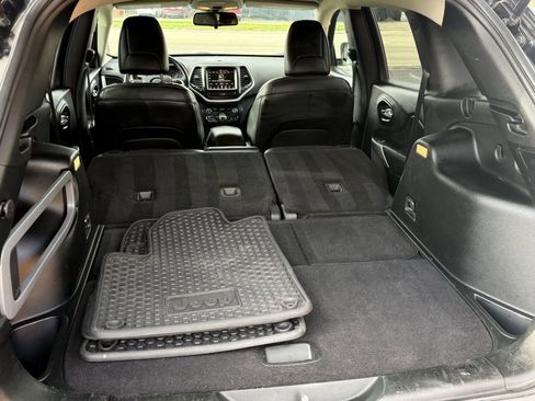 Used 2018 Jeep Cherokee Latitude Plus w/ Cold Weather Group AWD/4WD image 7