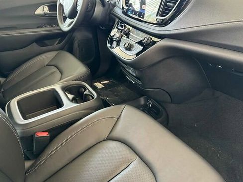 New 2026 Chrysler Pacifica Select image 14