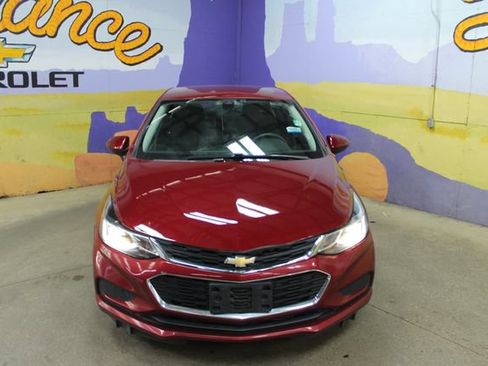 Used 2018 Chevrolet Cruze LT w/ LT Convenience Package FWD image 3