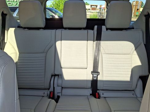 Certified 2025 Land Rover Discovery Dynamic SE AWD/4WD image 13