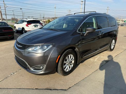 Used 2018 Chrysler Pacifica Touring-L Plus image 6