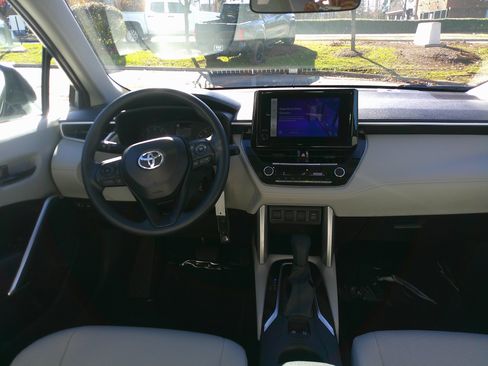 Used 2025 Toyota Corolla Cross L image 30