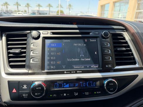 Used 2019 Toyota Highlander XLE FWD image 28