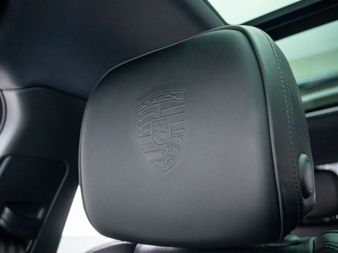 Certified 2025 Porsche Macan AWD/4WD image 30