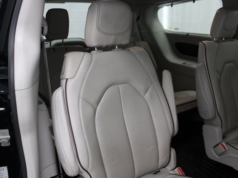 Used 2020 Chrysler Pacifica Limited image 27