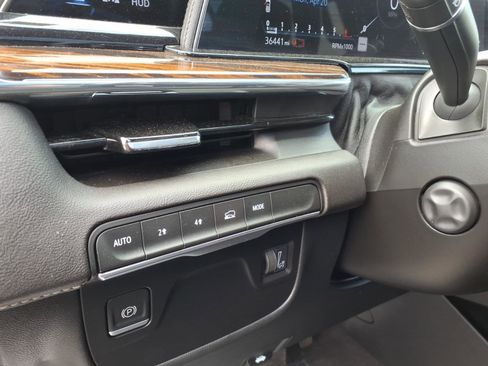 Used 2023 Cadillac Escalade Premium Luxury AWD/4WD image 19