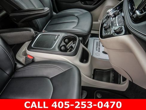 Used 2024 Chrysler Pacifica Limited FWD image 19