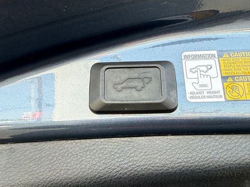 Used 2013 Toyota RAV4 Limited image 17