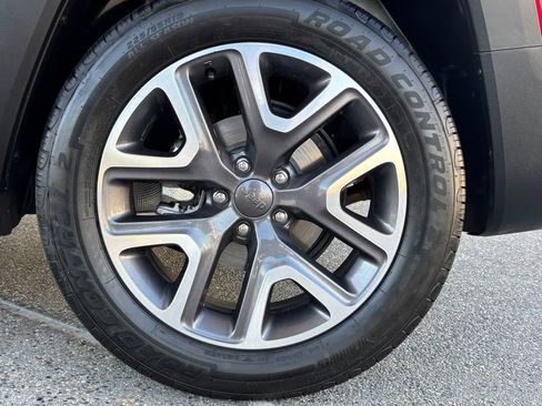Used 2018 Jeep Renegade Latitude w/ Popular Equipment Group FWD image 30