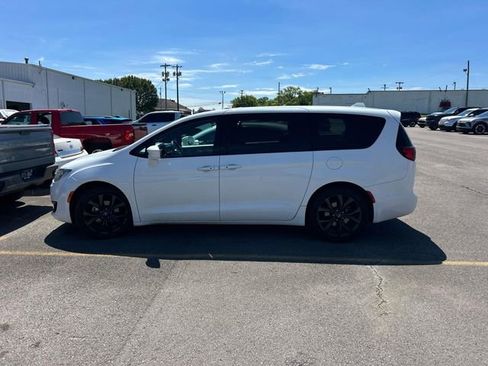 Used 2020 Chrysler Pacifica Touring w/ S Appearance Package FWD image 6