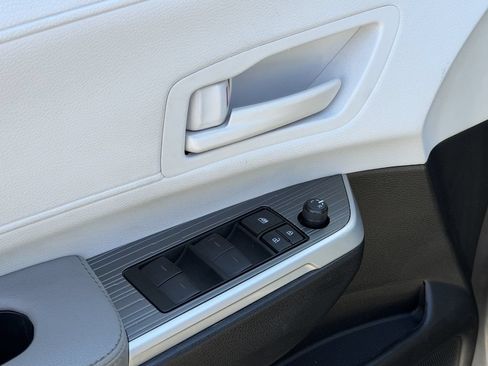 Certified 2025 Toyota Sienna LE FWD image 19