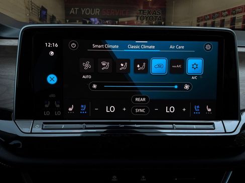 Used 2026 Volkswagen Atlas SE FWD image 32