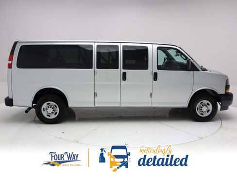 Used 2019 Chevrolet Express 3500 LS RWD image 2