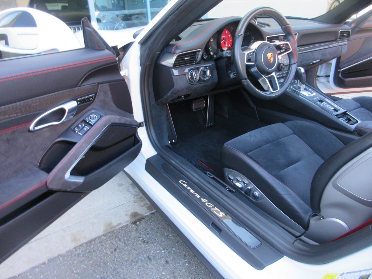 Used 2018 Porsche 911 Carrera GTS Cabriolet image 9