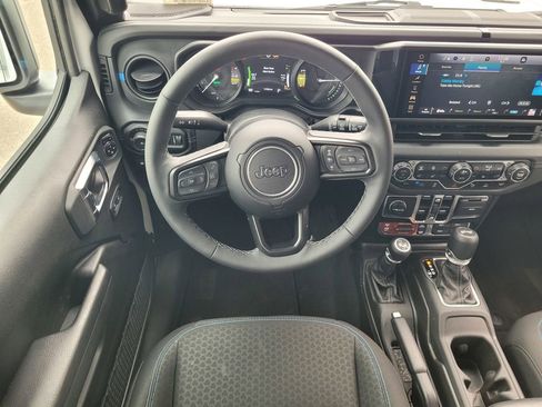 Used 2025 Jeep Wrangler Unlimited Rubicon 4xe w/ Safety Group AWD/4WD image 11