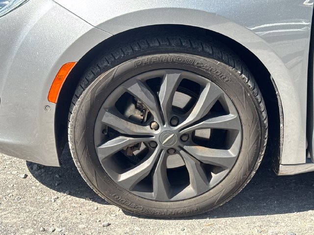 Used 2020 Chrysler Pacifica Limited w/ Advanced Safetytec Group FWD image 26