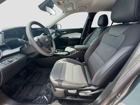 Used 2025 Chevrolet Trax LT FWD image 16