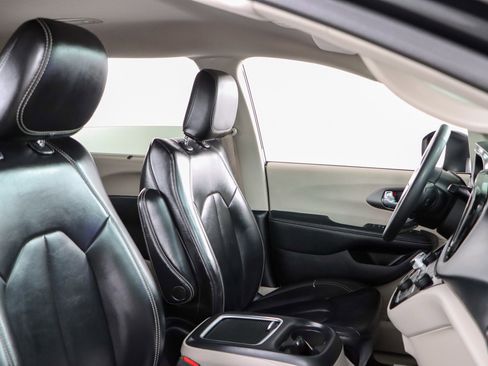 Used 2023 Chrysler Pacifica Touring-L FWD image 27