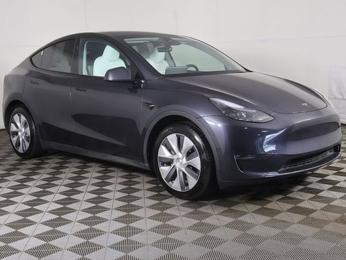 Used 2024 Tesla Model Y Long Range AWD/4WD image 2