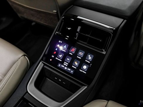 Used 2025 Porsche Panamera w/ Premium Package image 70