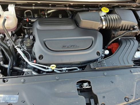 Used 2023 Chrysler Pacifica Limited w/ Uconnect Theater Family Group image 29