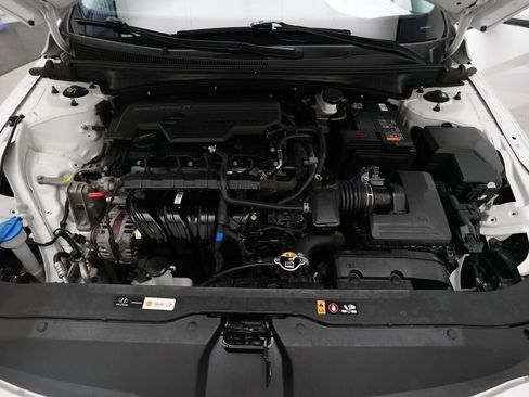 Used 2024 Hyundai Elantra Limited FWD image 3
