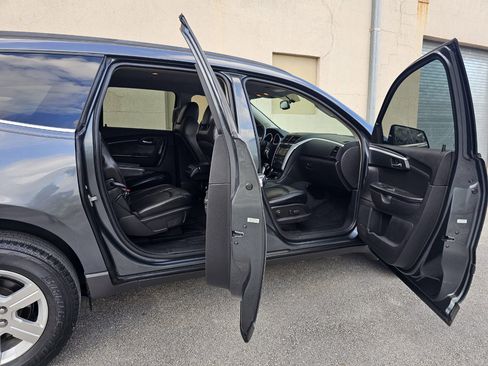 Used 2009 Chevrolet Traverse LT image 18
