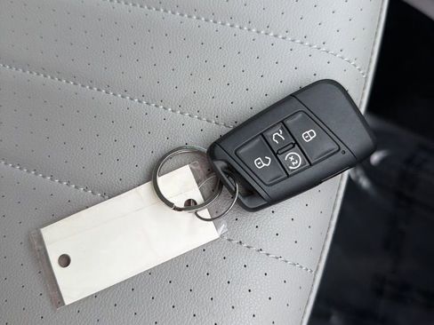 Used 2023 Volkswagen Tiguan SE w/ Panoramic Sunroof Package image 35