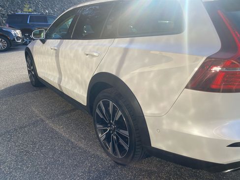 Used 2022 Volvo V60 T5 Cross Country w/ Advanced Package image 36