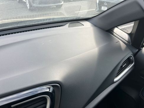 Used 2025 Chrysler Pacifica Select FWD image 38