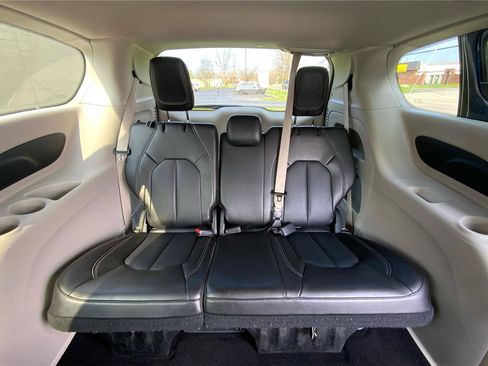 Used 2023 Chrysler Pacifica Touring-L FWD image 37