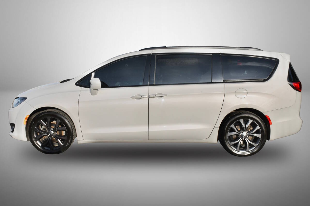 Used 2020 Chrysler Pacifica Touring-L w/ S Appearance Package FWD image 4