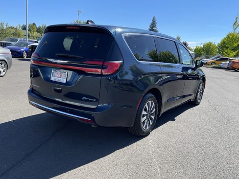 Used 2023 Chrysler Pacifica Touring-L FWD image 5