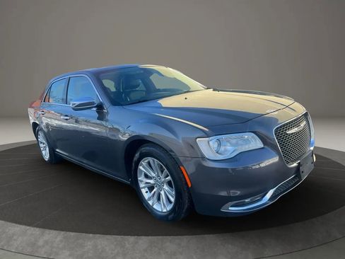 Used 2017 Chrysler 300 C RWD image 3