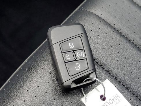 Used 2022 Volkswagen Tiguan SE R-Line image 33