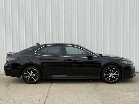Used 2022 Toyota Camry SE FWD image 3