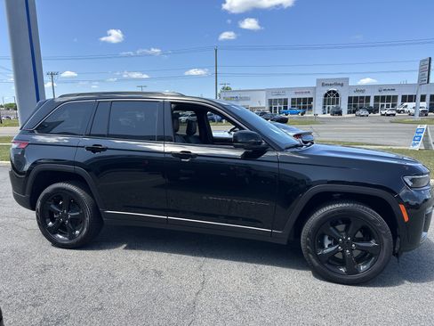 Used 2026 Jeep Grand Cherokee Limited w/ Limited Altitude Package AWD/4WD image 15