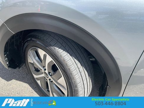Used 2022 Kia Niro EX FWD image 18