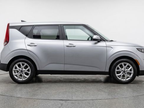 Used 2025 Kia Soul LX w/ LX Technology Package FWD image 11