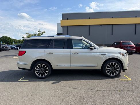 Used 2018 Lincoln Navigator Select w/ Technology Package AWD/4WD image 4
