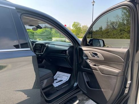 Used 2018 Chevrolet Traverse LT FWD image 18