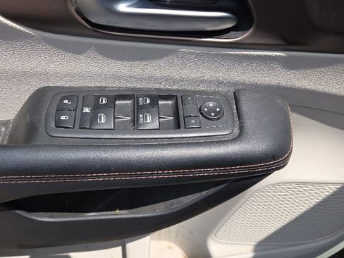 Used 2019 Chrysler Pacifica Touring Plus w/ Tire & Wheel Group FWD image 14